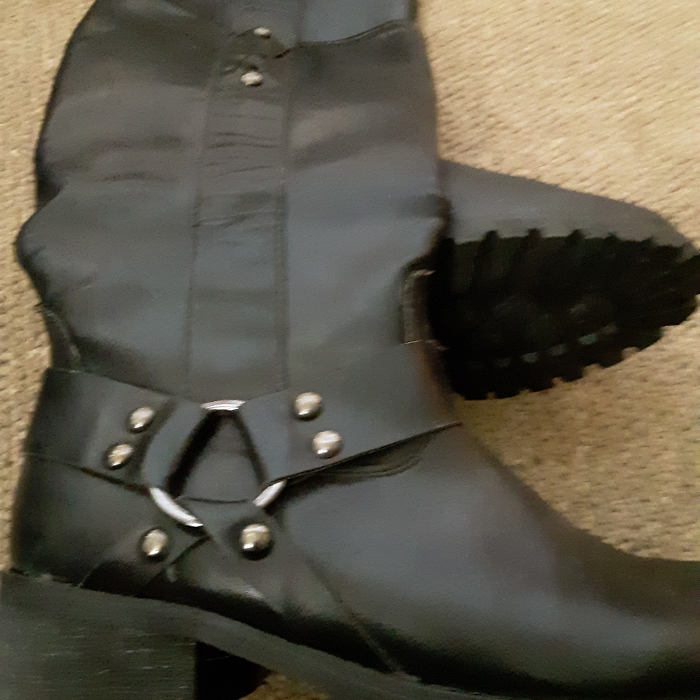 Women Report boots size 8.5